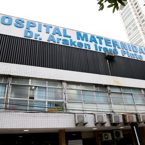 Bebê cai no chão durante parto apressado em maternidade de Natal