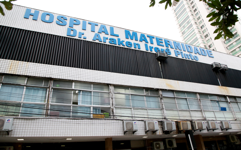 Bebê cai no chão durante parto apressado em maternidade de Natal