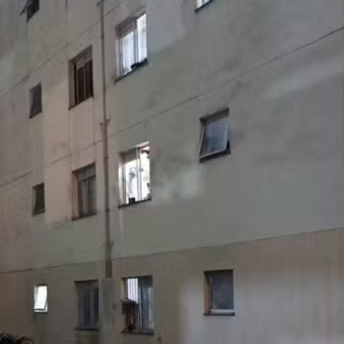 Desespero extremo: mulher salta do 3º andar com filha para fugir de agressões