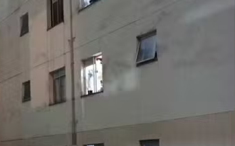 Desespero extremo: mulher salta do 3º andar com filha para fugir de agressões