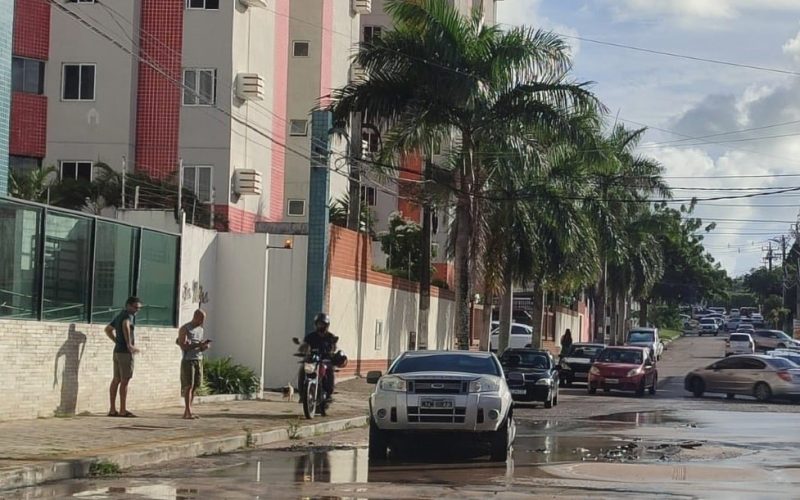 Carro é engolido por cratera após rompimento de tubulação em Natal
