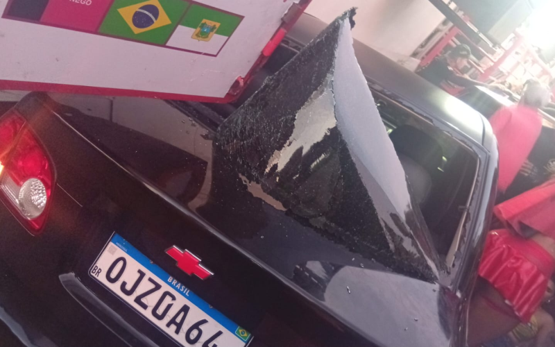 Mulher é prensada entre trio elétrico e carro durante prévia de carnaval na Grande Natal
