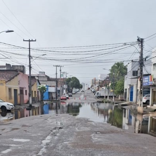 Chuva provoca alagamentos e trânsito lento em pontos de Natal nesta quinta (10)