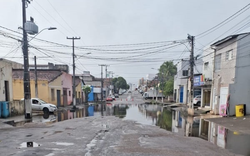 Chuva provoca alagamentos e trânsito lento em pontos de Natal nesta quinta (10)