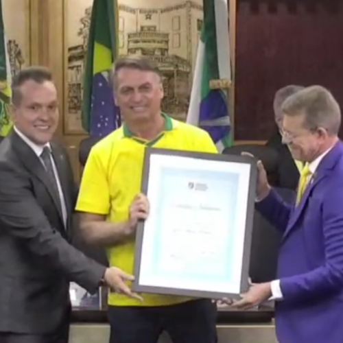 Bolsonaro recebe títulos de cidadão natalense e potiguar em cerimônia na Câmara de Natal