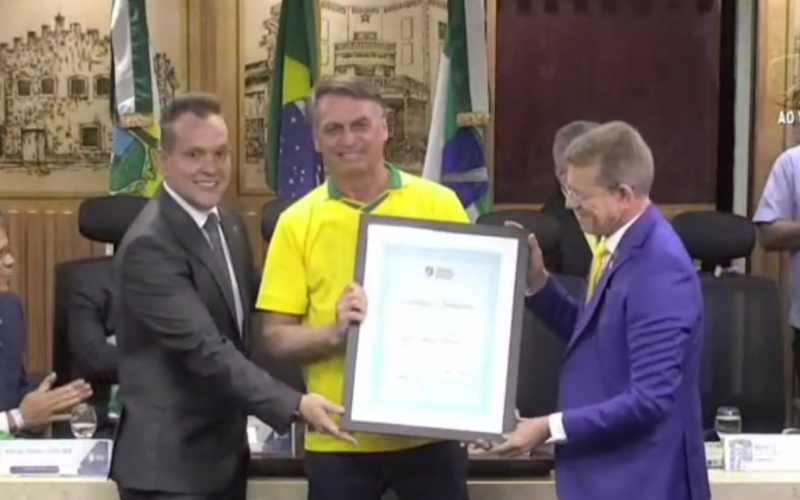 Bolsonaro recebe títulos de cidadão natalense e potiguar em cerimônia na Câmara de Natal