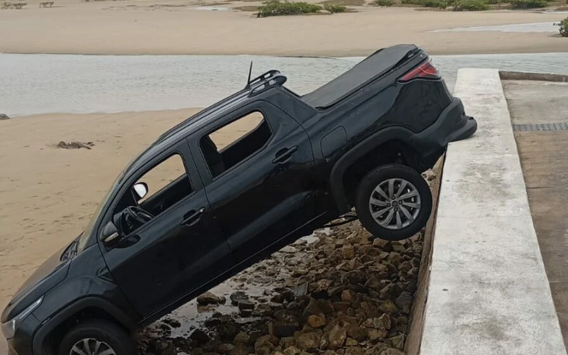 Caminhonete fica pendurada em passarela do Forte dos Reis Magos; motorista abandona o local