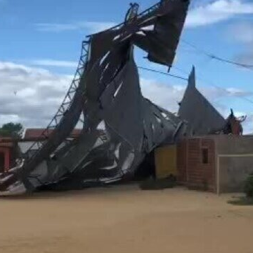 Ventania derruba cobertura de ginásio e parte de torre eólica em Galinhos; casas foram evacuadas