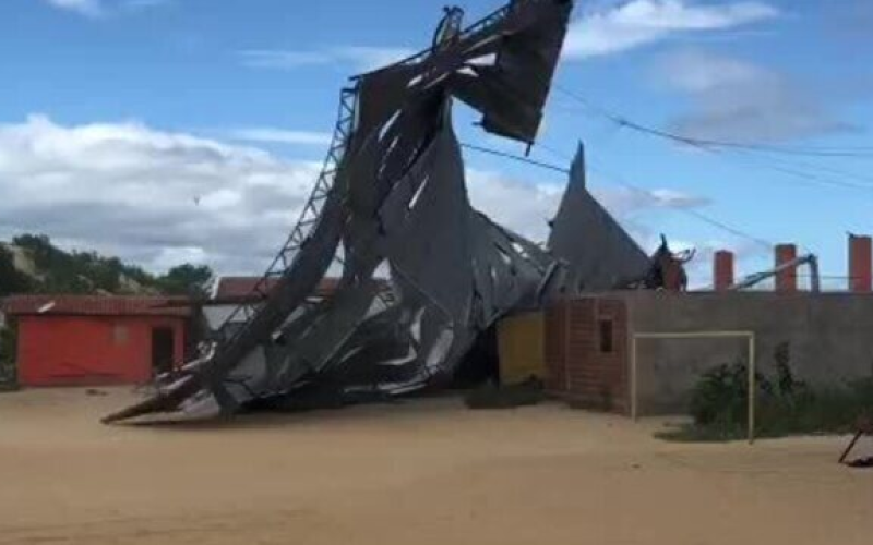 Ventania derruba cobertura de ginásio e parte de torre eólica em Galinhos; casas foram evacuadas