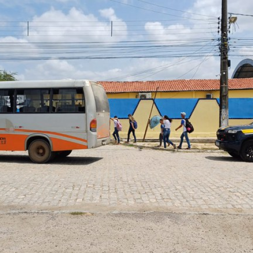 PRF flagra irregularidades em ônibus escolares na BR-101 e BR-304 no RN