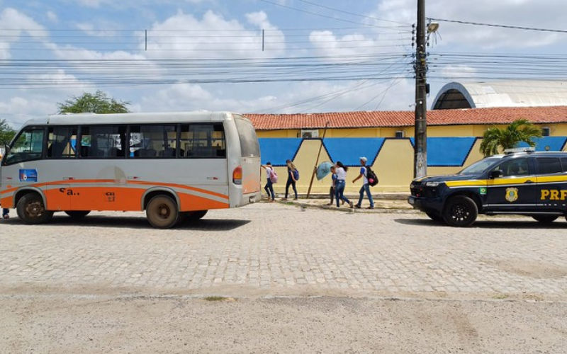 PRF flagra irregularidades em ônibus escolares na BR-101 e BR-304 no RN