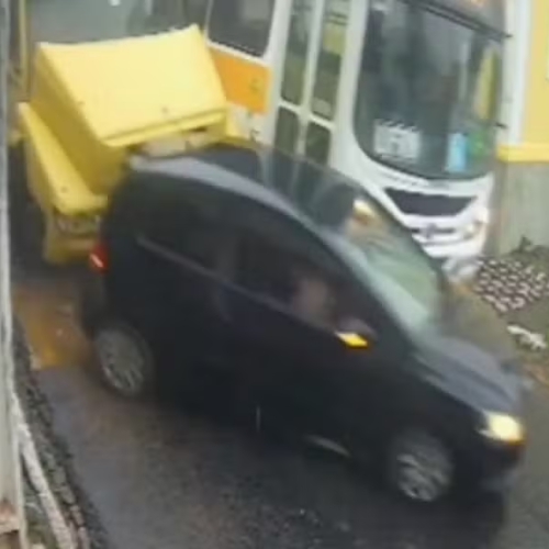Caminhão sem freio arrasta carro e atinge ônibus escolar em Ceará-Mirim; idoso de 81 anos teve ferimentos leves