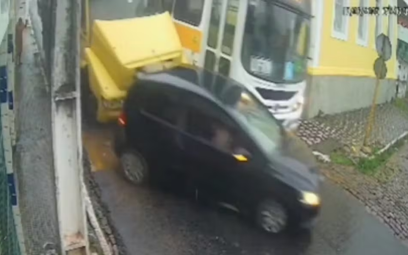 Caminhão sem freio arrasta carro e atinge ônibus escolar em Ceará-Mirim; idoso de 81 anos teve ferimentos leves