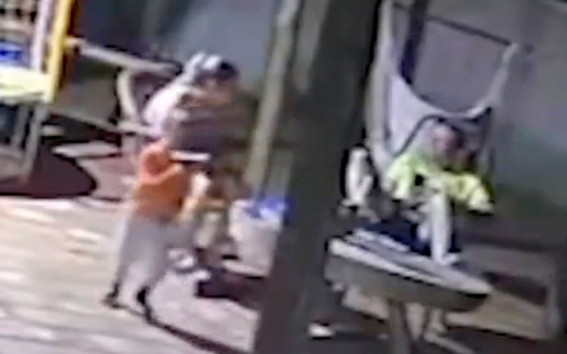 Tragédia filmada: Criança de 2 anos pega arma do pai e mata a mãe com tiro acidenta
