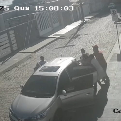 Vídeo: Mãe é feita refém e tem carro roubado enquanto buscava filho na escola na em Nova Parnamirim