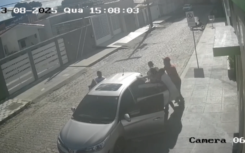Vídeo: Mãe é feita refém e tem carro roubado enquanto buscava filho na escola na em Nova Parnamirim
