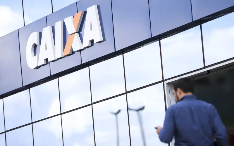 Servidor da Caixa é flagrado sacando dinheiro de fraude em benefícios do INSS