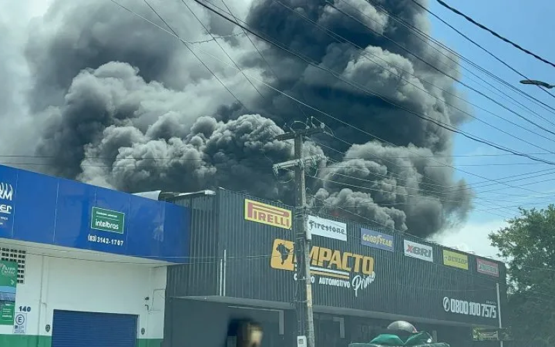 Incêndio atinge depósito de pneus em centro automotivo no bairro da Torre, em João Pessoa