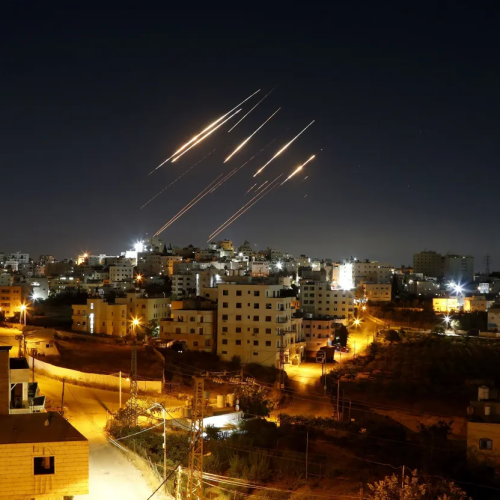 Crise no Oriente Médio: Irã lança nova onda de mísseis contra Israel e número de mortos aumenta