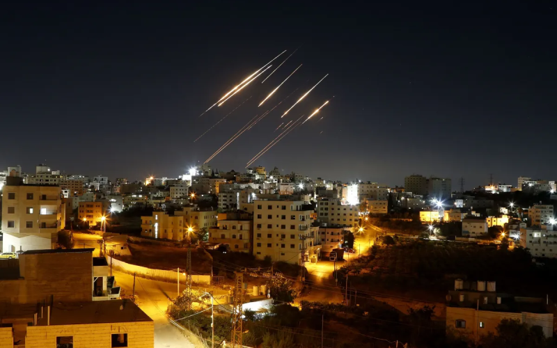 Crise no Oriente Médio: Irã lança nova onda de mísseis contra Israel e número de mortos aumenta