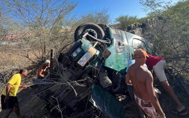 Caminhoneiro morre em acidente na BR-405, em Itaú