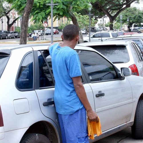 Projeto de lei quer enquadrar flanelinhas como extorsão, com pena de até 8 anos de prisão