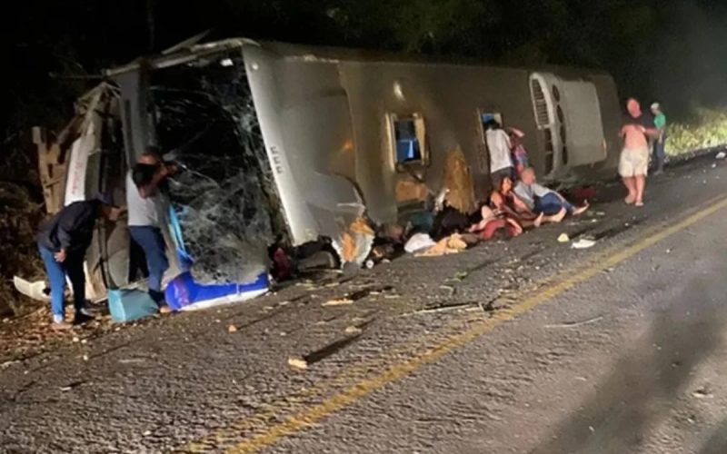 Sobe para 17 o número de mortos em acidente com ônibus no Agreste de Pernambuco
