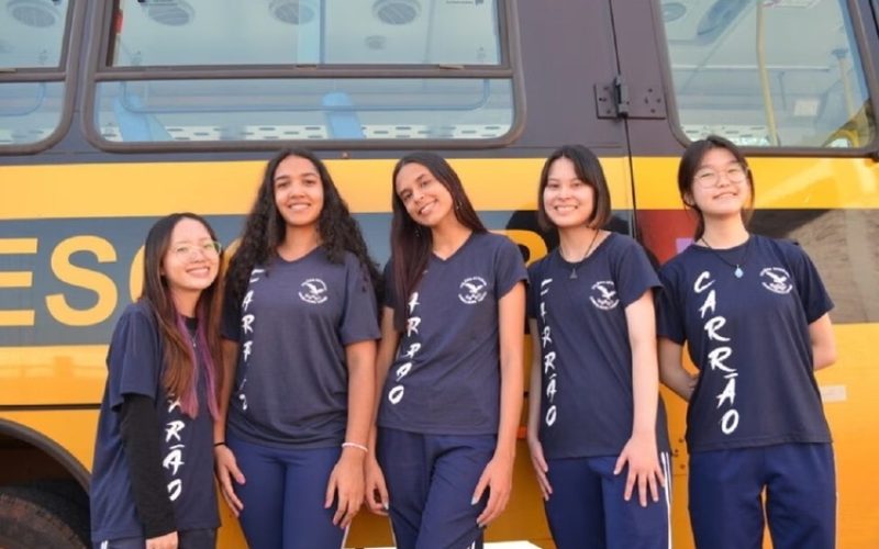 Alunas do Paraná criam biocombustível com óleo de cozinha usado e movimentam ônibus escolar por uma semana