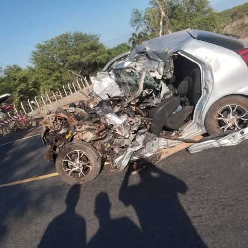 Colisão entre carro e carreta deixa um morto e dois feridos na RN-117, em Mossoró