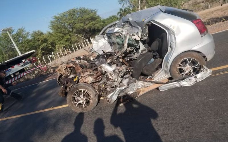 Colisão entre carro e carreta deixa um morto e dois feridos na RN-117, em Mossoró