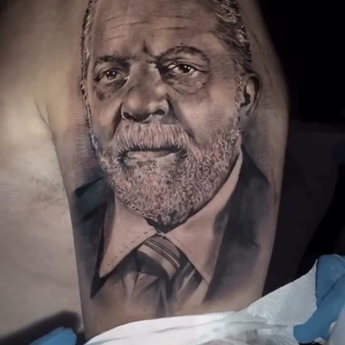 Homem tatua rosto de Lula no braço e agradece por ter “feito seus três filhos doutores”