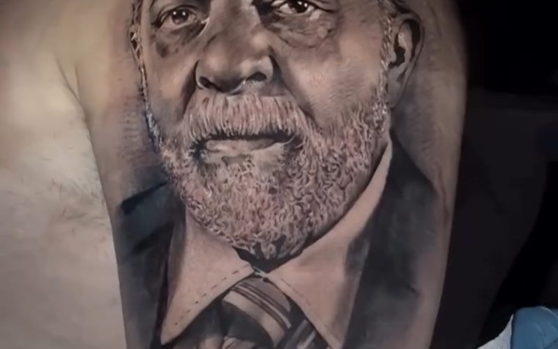 Homem tatua rosto de Lula no braço e agradece por ter “feito seus três filhos doutores”