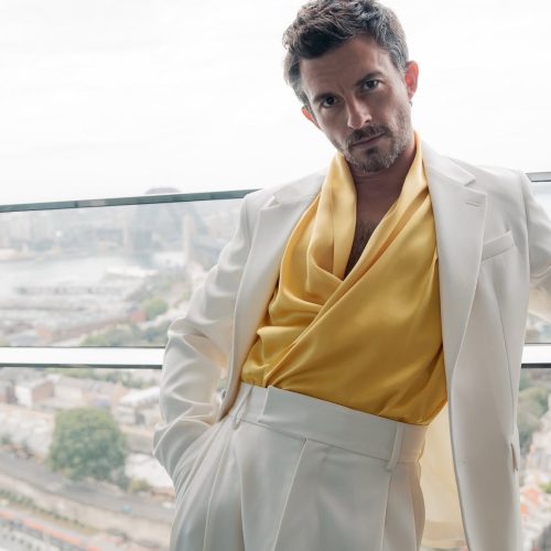 Jonathan Bailey faz história e é eleito o homem mais sexy do mundo pela revista People