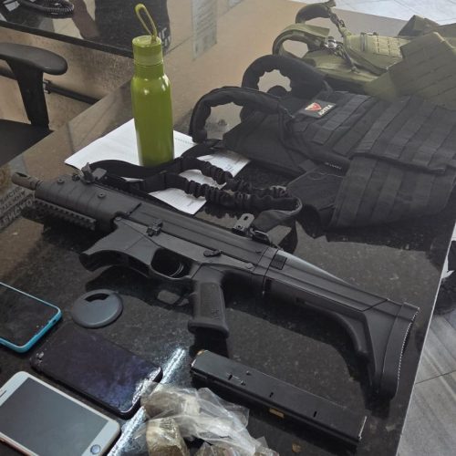 Polícia Militar apreende fuzil, coletes e drogas em operação no bairro de Mãe Luíza