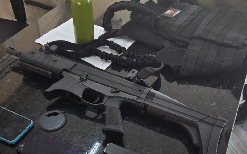 Polícia Militar apreende fuzil, coletes e drogas em operação no bairro de Mãe Luíza