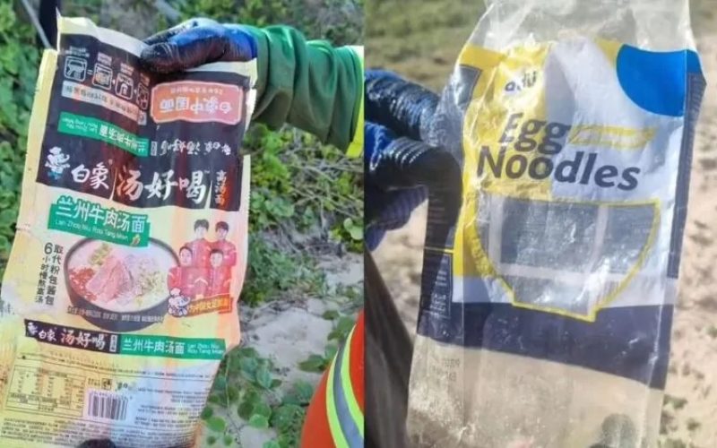 Lixo com rótulos asiáticos volta a aparecer na Praia do Segredo, em Natal