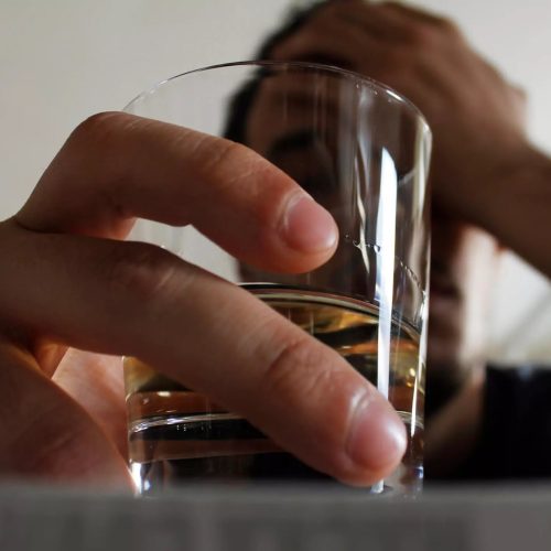 Fim do alcoolismo? Estudo revela molécula que reduz o desejo do consumo de álcool