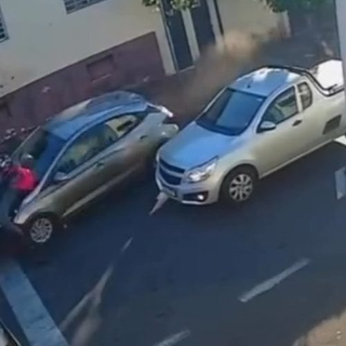 Motociclista parado no semáforo é atropelado por carro em alta velocidade; câmeras registraram o acidente