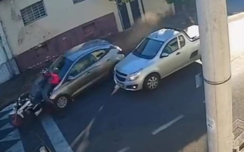Motociclista parado no semáforo é atropelado por carro em alta velocidade; câmeras registraram o acidente