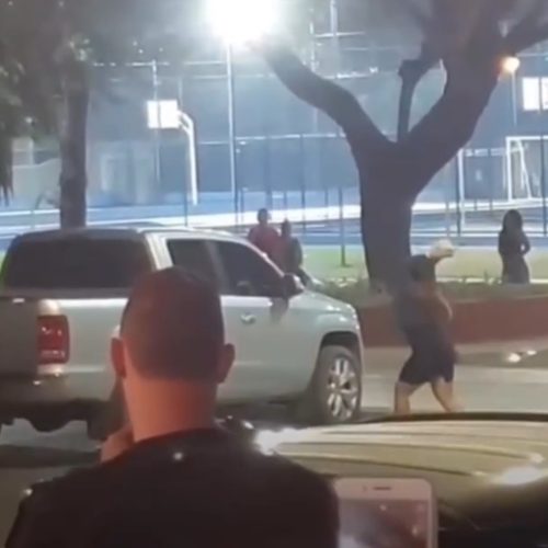 Mulher destrói carro do companheiro após suposta traição e casal acaba fazendo as pazes antes da chegada da polícia
