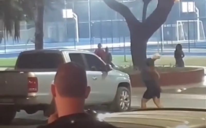 Mulher destrói carro do companheiro após suposta traição e casal acaba fazendo as pazes antes da chegada da polícia