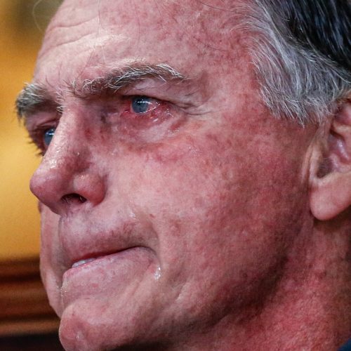 Ex-presidente Jair Bolsonaro é preso preventivamente em Brasília após violar tornozeleira e levantar suspeita de fuga