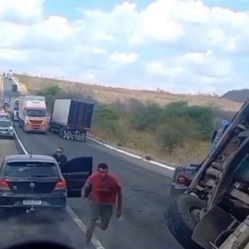 Suspeitos de furtar mercadorias de carreta tombada na BR-116 entre Ipaumirim e Icó são detidos
