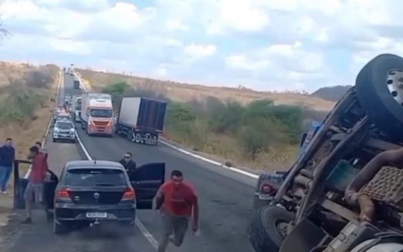 Suspeitos de furtar mercadorias de carreta tombada na BR-116 entre Ipaumirim e Icó são detidos