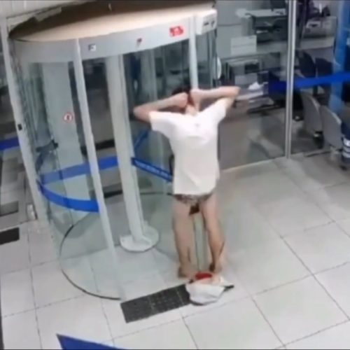 “Ladrão” atrapalhado: jovem é detido após ficar preso em porta giratória bancária