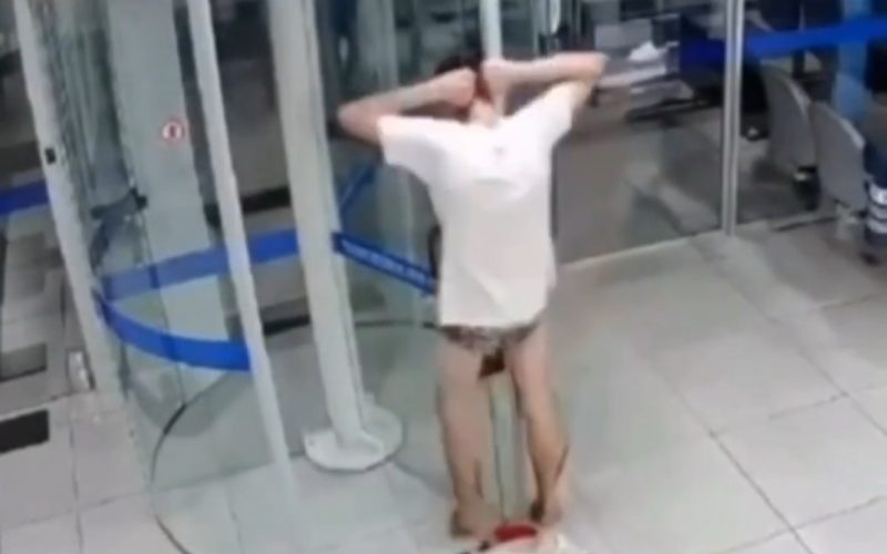 “Ladrão” atrapalhado: jovem é detido após ficar preso em porta giratória bancária
