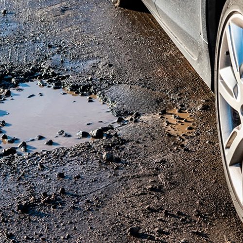 Motorista recebe indenização após cair em buraco e sofrer acidente em rua de Natal