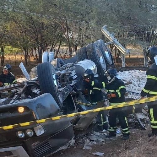 Caminhoneiro morre depois de carreta carregada de gesso tombar na RN-288