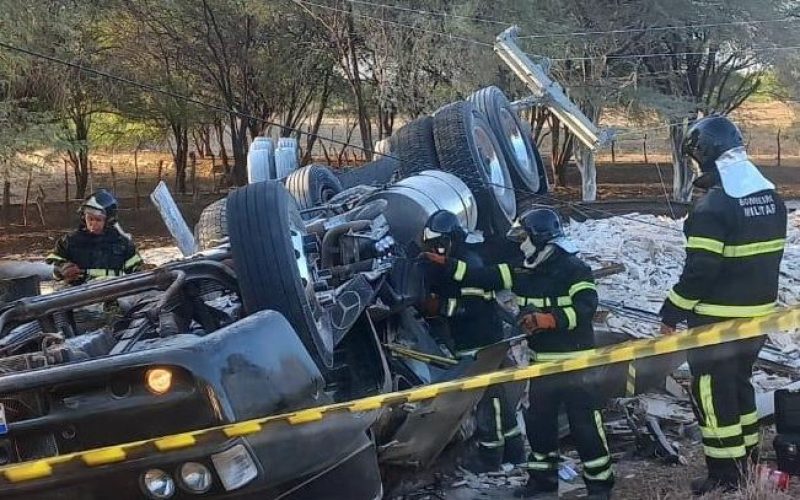 Caminhoneiro morre depois de carreta carregada de gesso tombar na RN-288