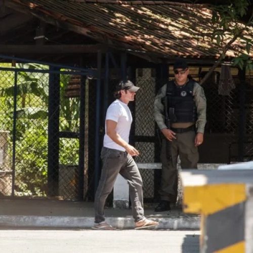 Daniel Vorcaro Deixa Prisão com Tornozeleira Enquanto Banco Master é Liquidado
